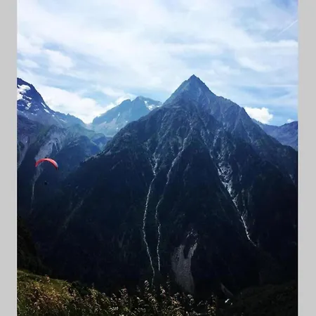 Шале In With Hot Tub Ле дез Альп